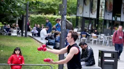 performer juggling balls at edinburgh fringe festival