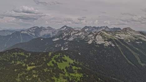 Mt-Revelstoke-Bc-Canadá-Vista-Aérea-V3-Vistas-Impresionantes-Sobrevuelo-Con-Drones-Cumbre-De-Una-Montaña-Boscosa-Que-Captura-Picos-Imponentes-Y-La-Belleza-Prístina-De-La-Naturaleza---Filmada-Con-Mavic-3-Pro-Cine---Julio-De-2023