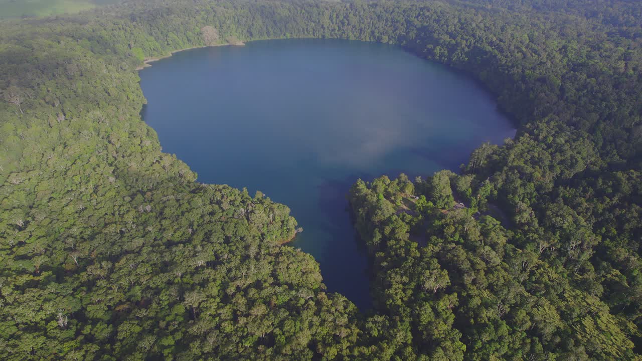 lake eacham - atherton tableland, queensland, australia - 공중 드론 샷