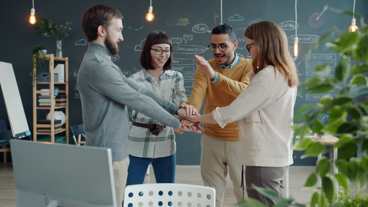 equipo celebrando el éxito