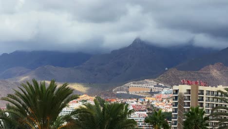 Nebel-über-Bergen-Highlights,-Tropische-Insel-Mit-Palmen-Teneriffa