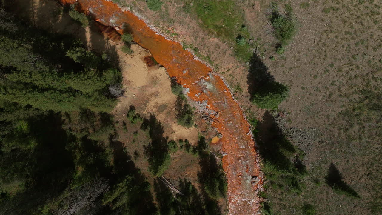 drone cinematográfico río naranja arroyo de cemento verano alta altitud área de esquí silverton complejo telluride prospecto barranco colorado montañas rocosas impresionante unidad mirando hacia abajo movimiento