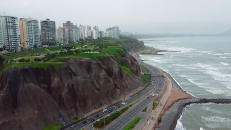 Miraflores,-Capital-De-Lima-Peru,-Exhibe-Su-Hermosa-Costa-Y-Playas