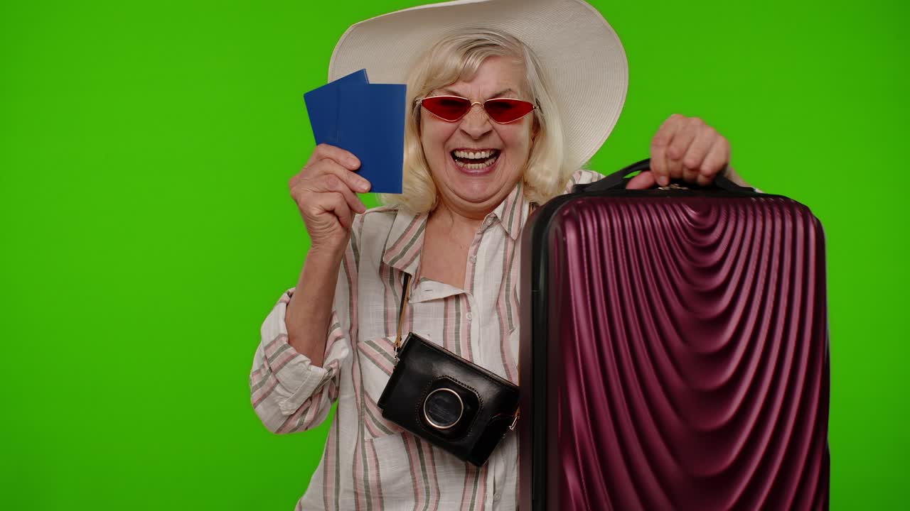 viajero turista mujer anciana celebrando, con pasaporte, boletos, equipaje, vacaciones de verano