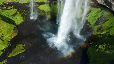 famosa cascada de seljalandsfoss en islandia - toma aérea de drones