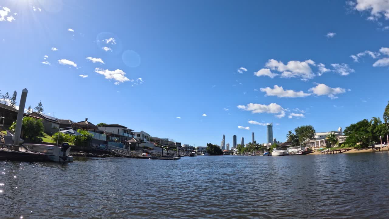 골드 코스트 운하를 따라 조용한 보트 타기