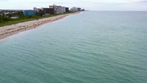 Playa-De-La-Isla-Hutchinson-Con-Hoteles-Turísticos-Para-Turistas---Enfoque-Aéreo