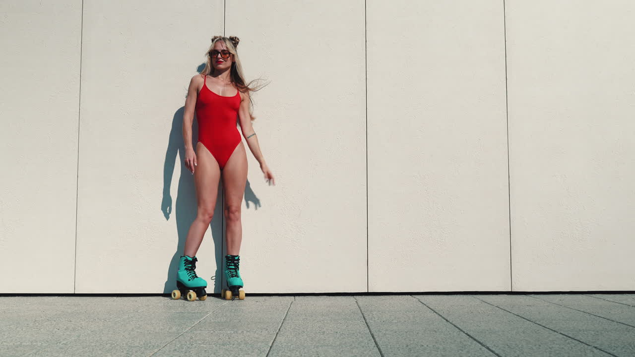 mujer en traje de baño rojo y patines