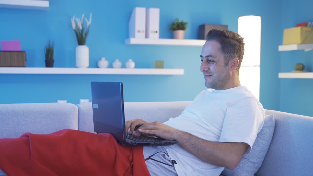 el hombre que está satisfecho con lo que ve en la computadora portátil.