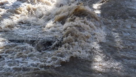 Río-Sucio-E-Hinchado-Después-De-La-Lluvia-Tormentosa