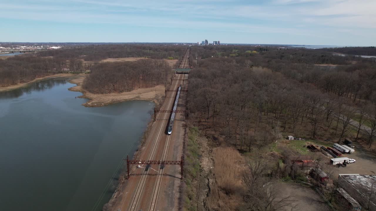 взгляд с воздуха на поезд, движущийся вдали в бронксе, нью-йорк, солнечным утром