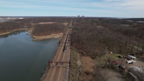 una vista aérea de un tren viajando en la distancia en el bronx, nueva york en una mañana soleada