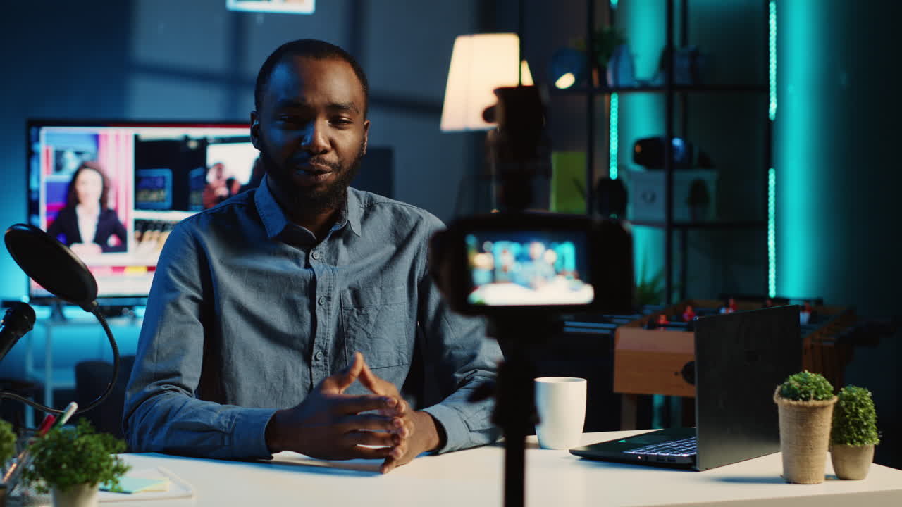 el influenciador graba el video en el estudio