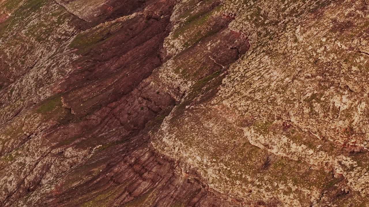 Formazioni laviche e strati rocciosi a Lanzarote, Spagna, durante il tramonto.