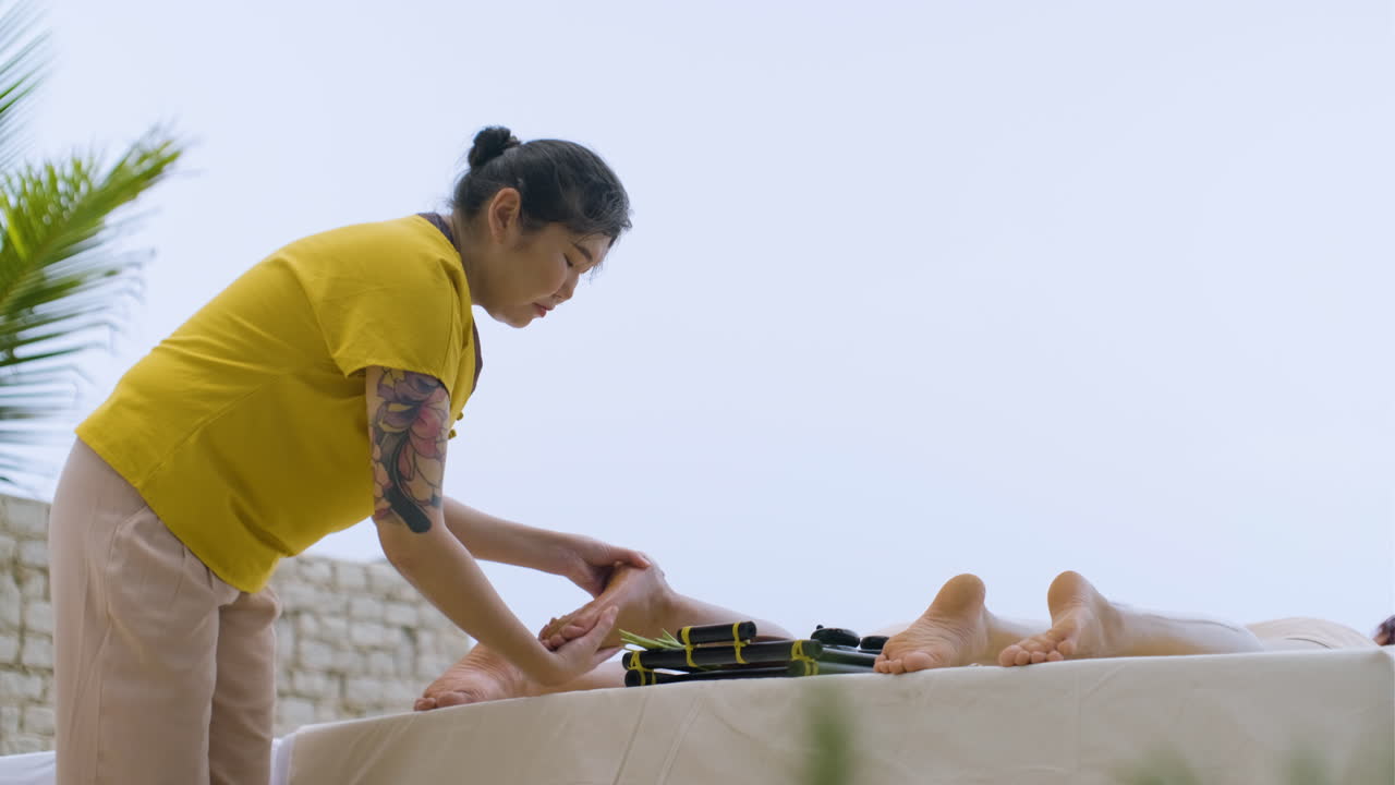 부부 에게 마사지 를 하는 마사지사