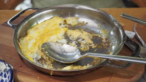 plato vacío de huevos revueltos