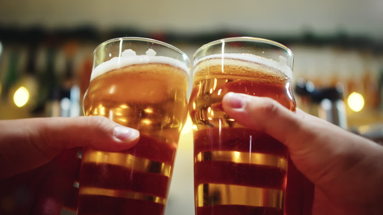 Persone che fanno un brindisi con boccali di birra in un bar dall'atmosfera festosa