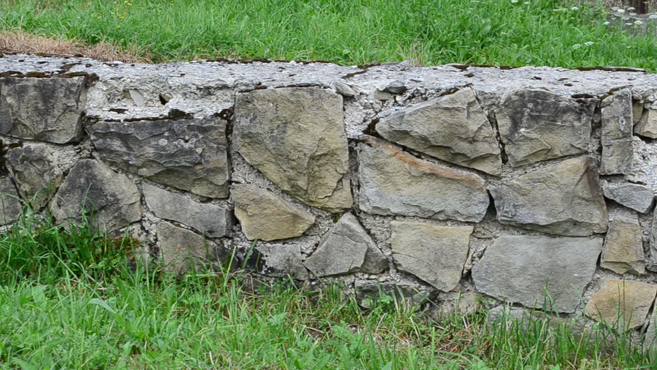 Recinzione in pietra. Architettura in pietra.