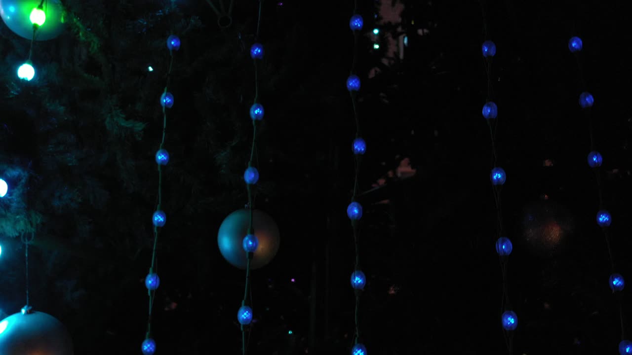Flashing colored lights on a christmas tree