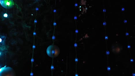 luces de colores parpadeantes en un árbol de navidad