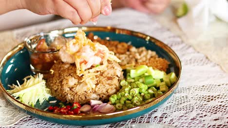 las manos adornando la pasta de camarón arroz frito en bangkok