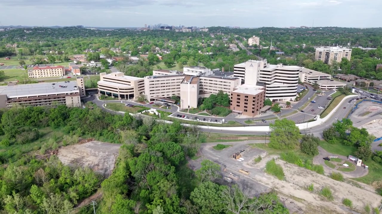 Droneflyvning over Ascension Saint Thomas Hospital i Nashville, Tennessee, som viser frem medisinsk campus på en sommerdag