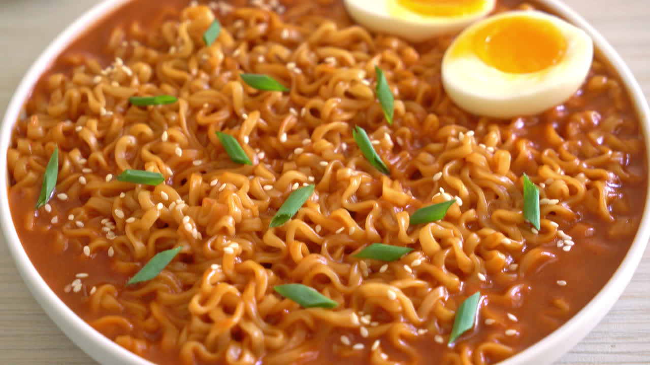 ramyeon o fideos instantáneos coreanos con huevo - estilo de comida coreana
