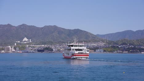 El-Ferry-Sale-De-La-Isla-De-Miyajima-Hacia-La-Terminal-De-Miyajimaguchi-De-La-Parte-Continental-De-Hiroshima