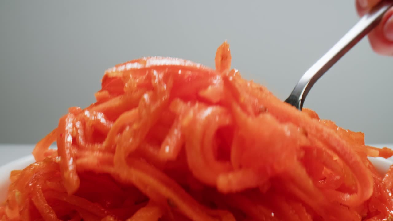 морковный салат с вилкой