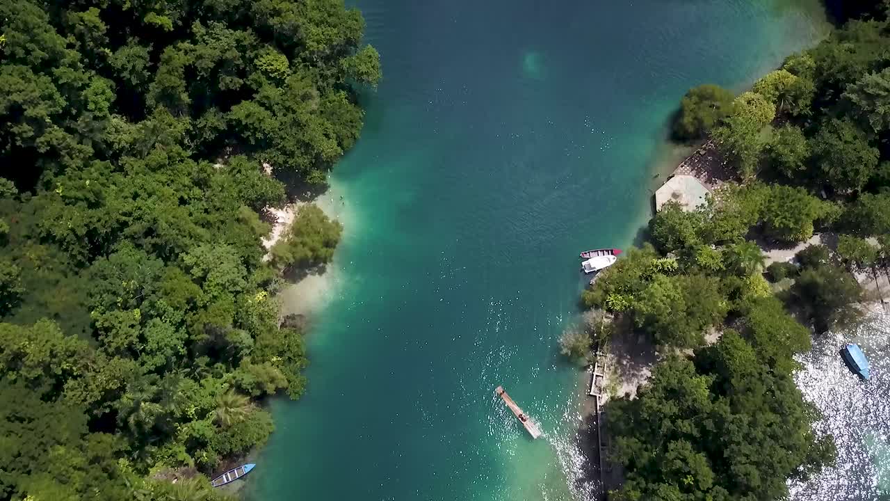 Laguna Blu, Portland, Giamaica in estate.
