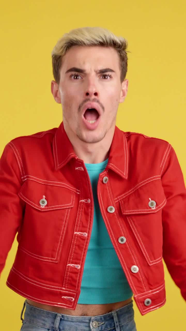 hombre expresando conmoción y sorpresa