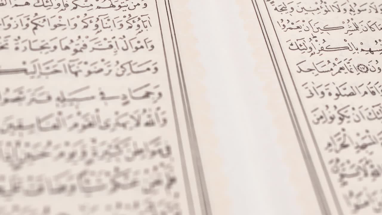 libro del corán y letra árabe - corán y símbolos islámicos, fondo del ramadán islámico con luna y lámparas, fondo del ramadan islámico - símbolo del ayuno, iftar, suhoor, eid, ritual y tradiciones islámicas