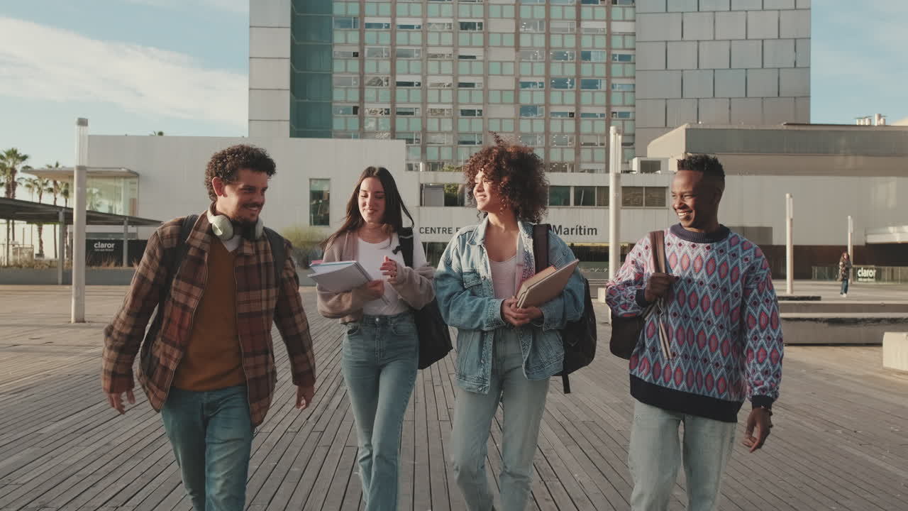 Gruppe med studenter som går på campus