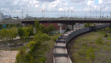 Vista-Aérea-Del-Tren-En-La-Vía-Del-Tren