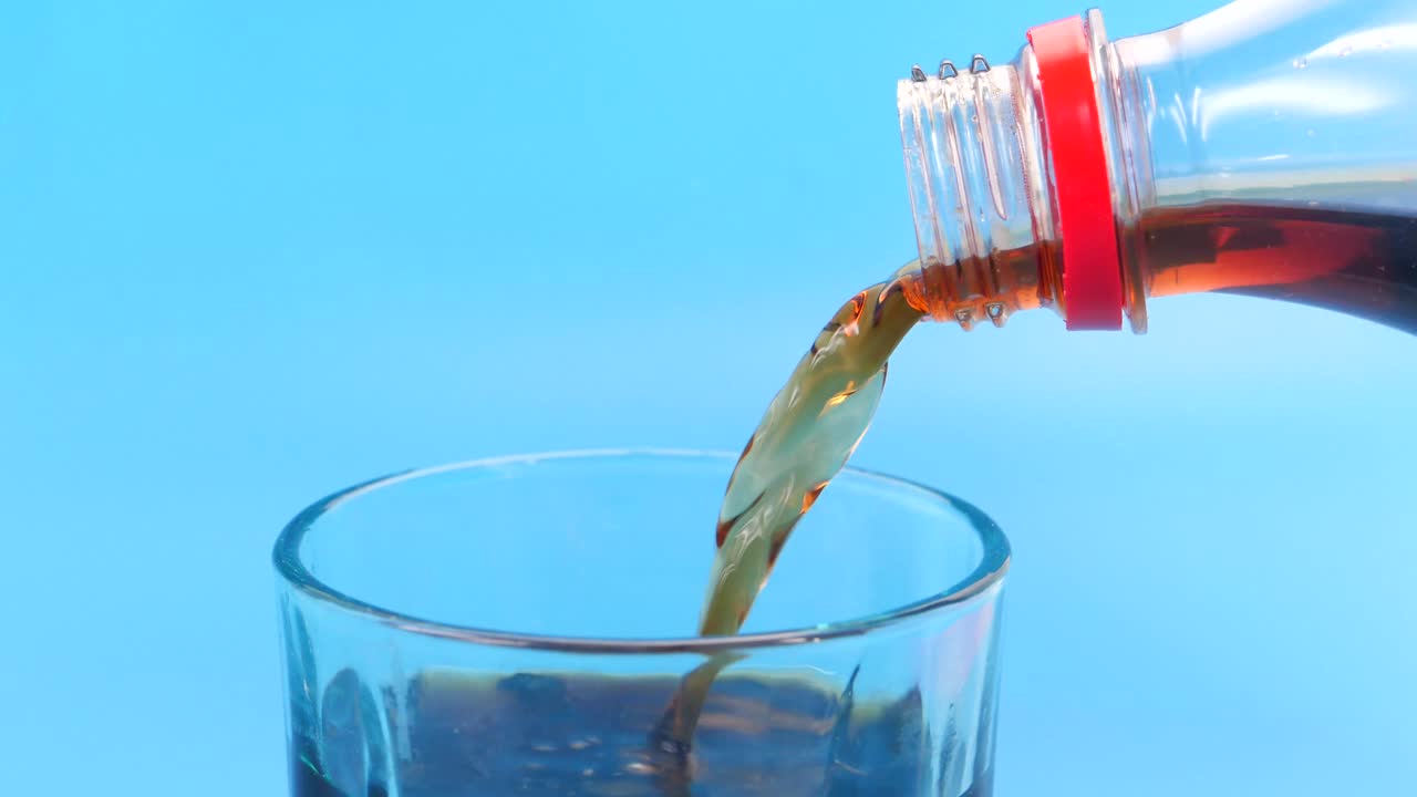 컵에 콜라를 부어 넣는 것