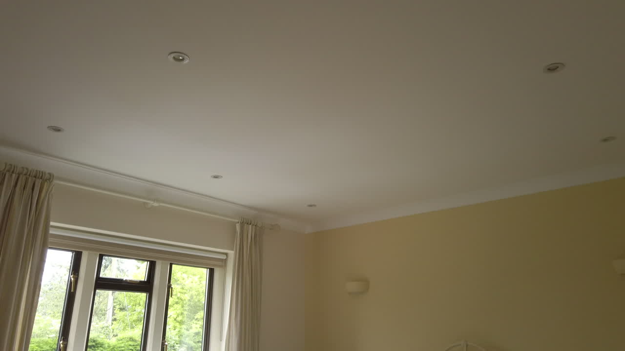 tiro inclinado hacia abajo de un dormitorio de aspecto moderno en una casa rural en cámara lenta