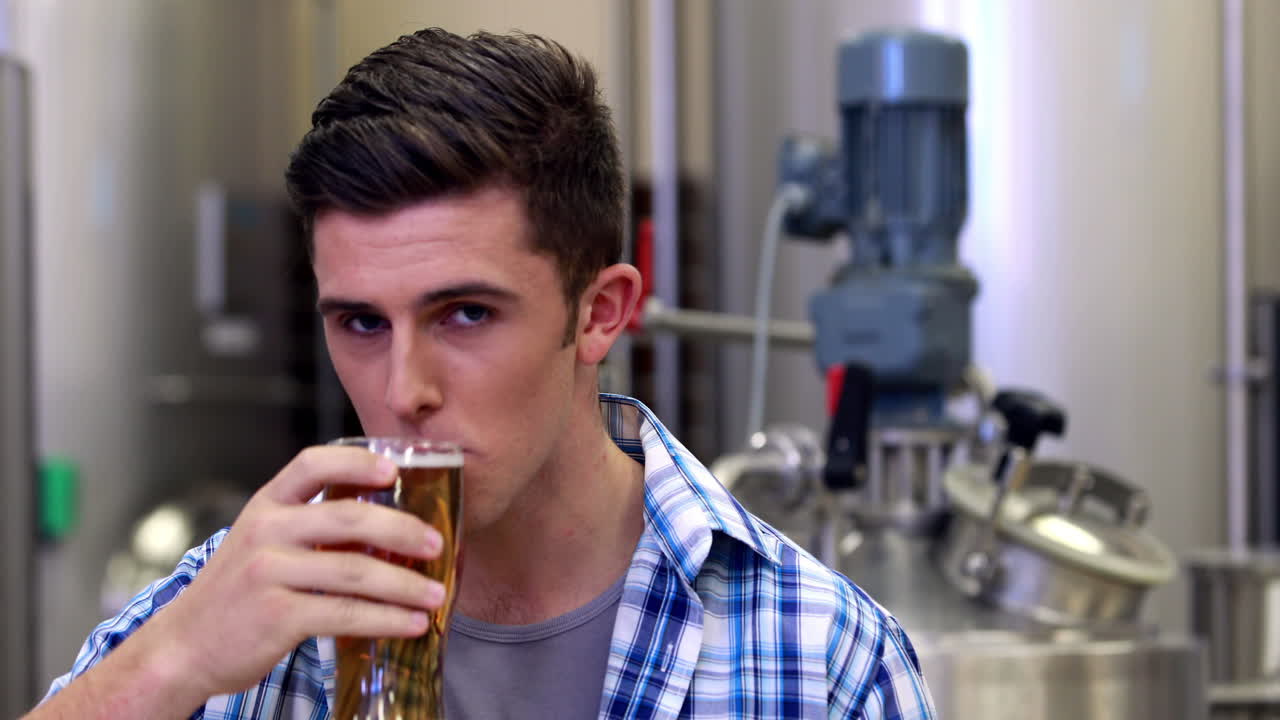 trabajador de la cervecería comprobando el producto