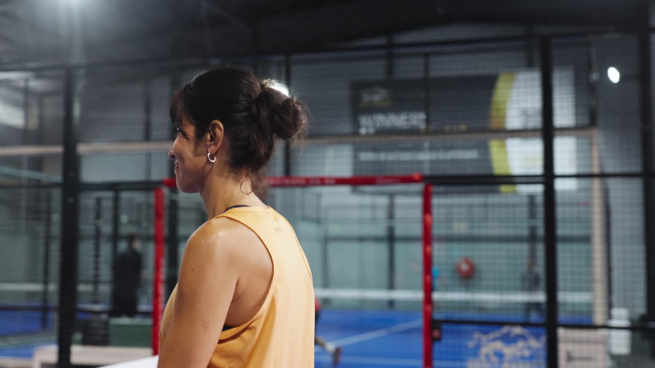 Due donne si stringono la mano dopo una partita di padel