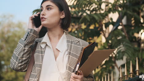 Mujer-Elegante-Haciendo-Una-Llamada-De-Negocios-Al-Aire-Libre.