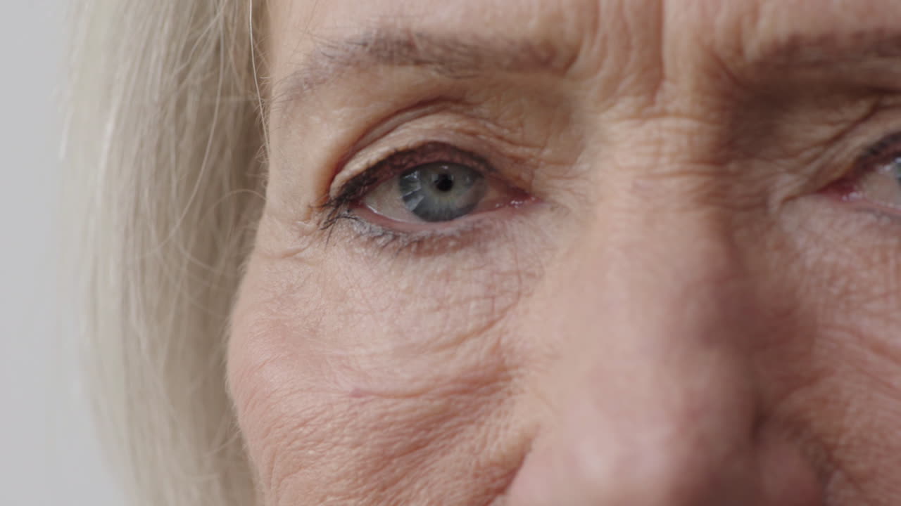 mujer de mediana edad bonita ojos azules gira la cabeza mirando a la cámara belleza humana