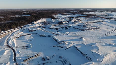 vista aérea de la cantera de piedra caliza en canadá cubierta de nieve durante el invierno.