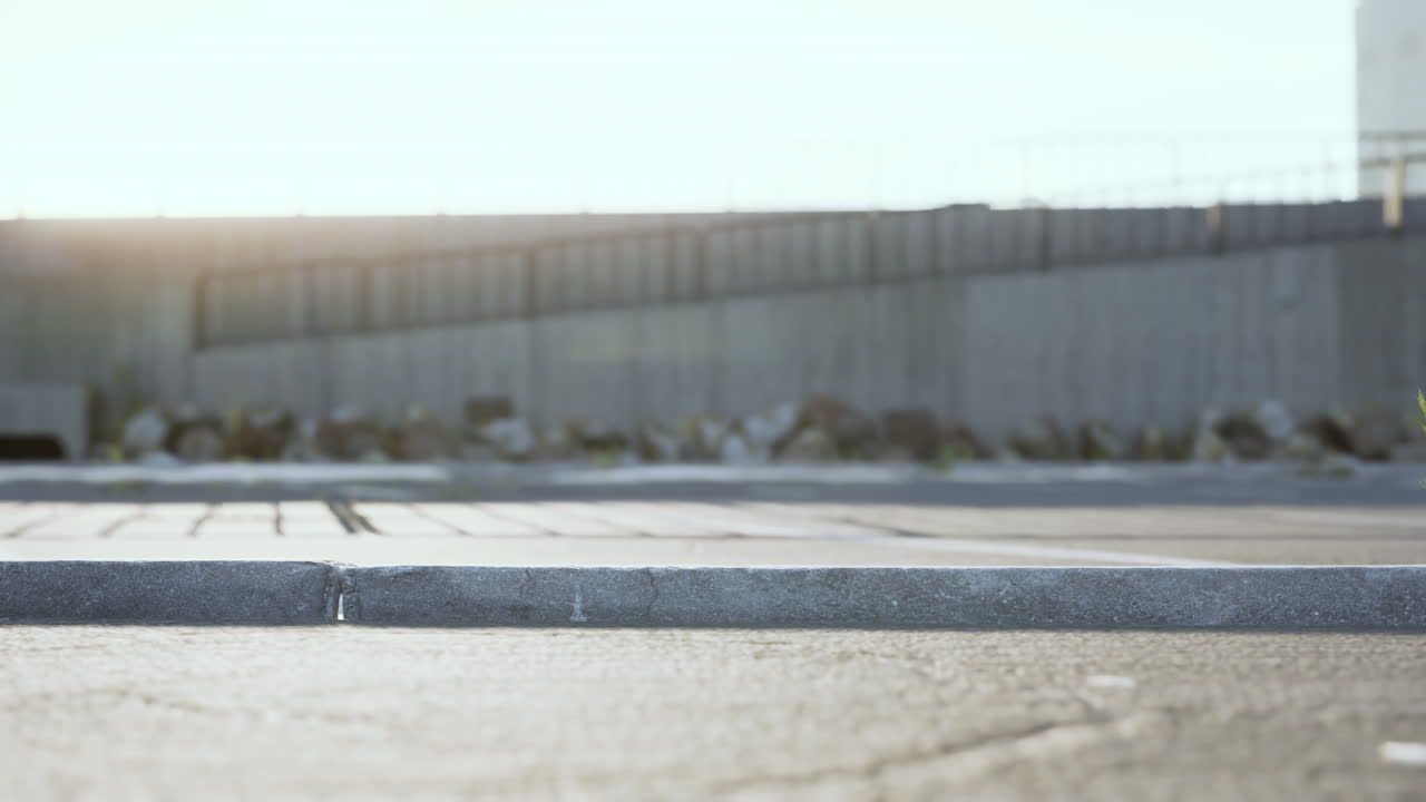 비어있는 해변 주차장이 아스팔트로  ⁇ 여 있습니다.