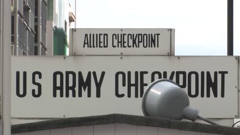 Inschrift-Am-Ehemaligen-Grenzübergang-Checkpoint-Charlie-In-Berlin,-Deutschland