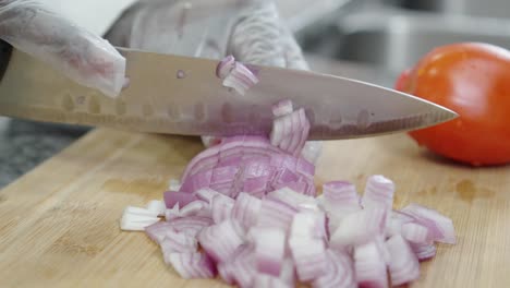 cortar cebollas en la tabla de cortar