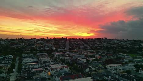 Salida-Del-Sol-Sobre-La-Ciudad-Urbana-Cerca-De-La-Playa-De-Manhattan,-California,-Estados-Unidos