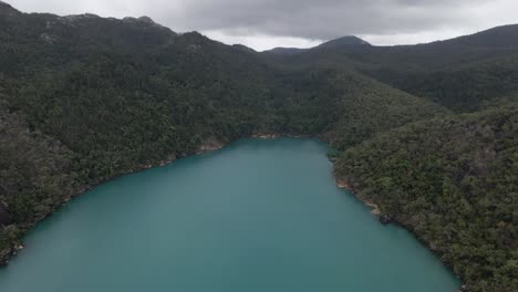 entrada de nara con isla gancho deshabitada y selva tropical desde arriba - whitsunday, qld, australia