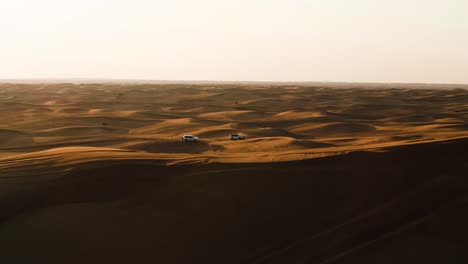 Camiones-Jeep-4x4-Blancos-En-La-Arena-Del-Desierto,-Tiro-Aéreo-De-Drones-Offroad