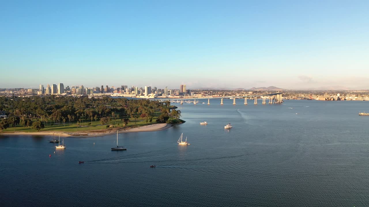 Vista aerea in ascesa con drone del Ponte di Coronado con lo skyline di San Diego sullo sfondo, a novembre 2022 in 4K