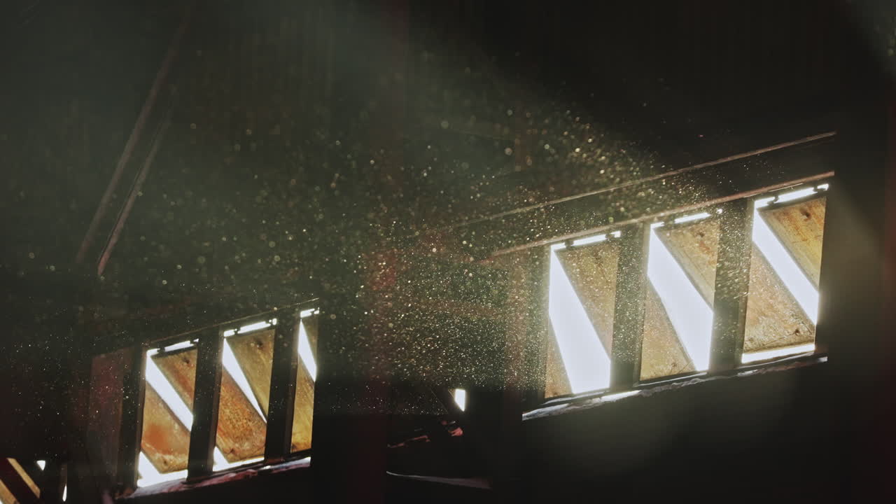 오래된 창고 창문을 통해 먼지 빛