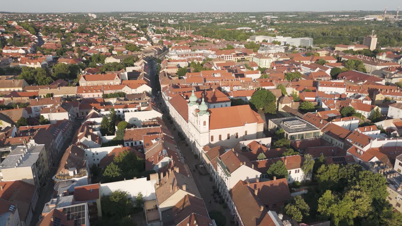 Vista aerea della Chiesa ortodossa, che mette in risalto la sua presenza storica nel paesaggio urbano di Pécs